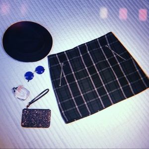 Gap black and white mini skirt with zipper detail